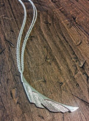 Pitkä kaulakoru Siipi