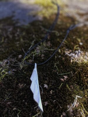 Lyhyt kaulakoru Siipisarja, nahkanyörillä